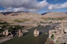 Stary i nowy most w Hasankeyf