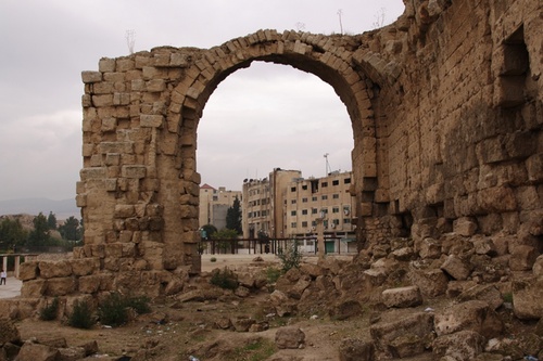 W Jerash ruiny mieszają się z nowym miastem