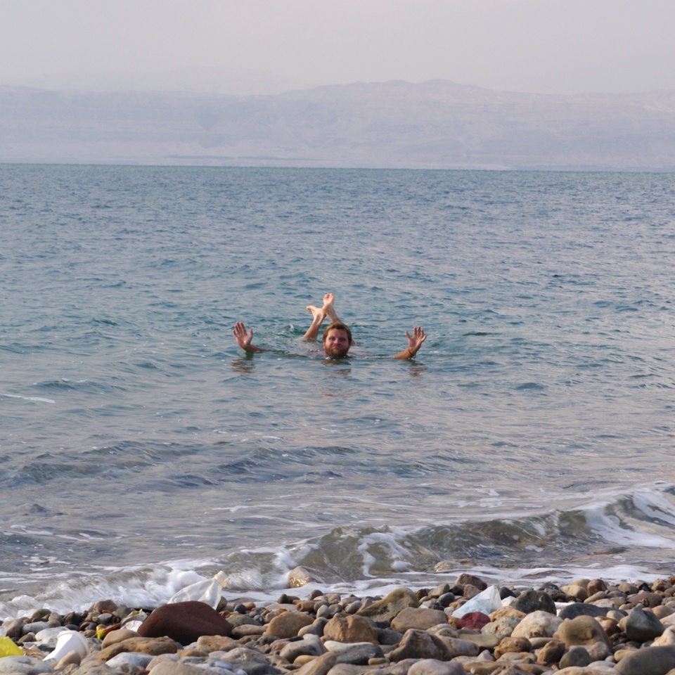 Tak się pływa w Morzu Martwym